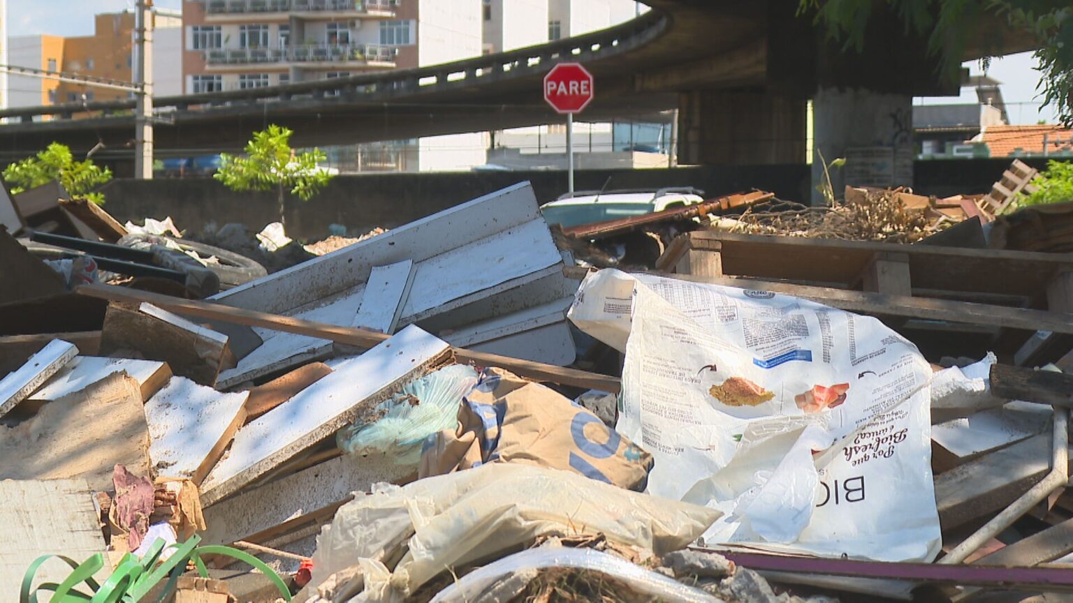 Rio de Janeiro: Mais de 39 mil pedidos de remoção de entulho em 2026; Zona Norte se destaca nas recl