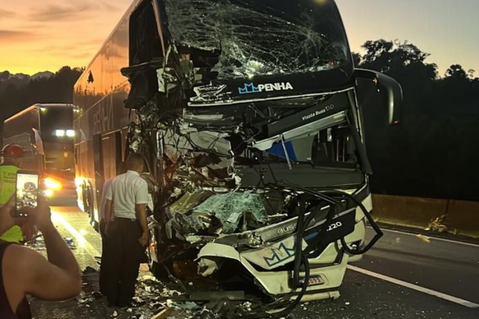 Tragédia na BR-116: Acidente entre ônibus e carreta resulta em morte e feridos graves