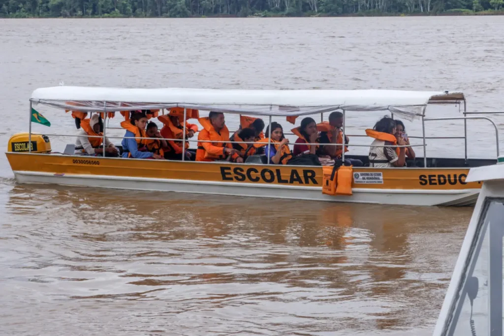 Transporte Escolar Fluvial: Acesso à Educação e Transformação de Comunidades Ribeirinhas