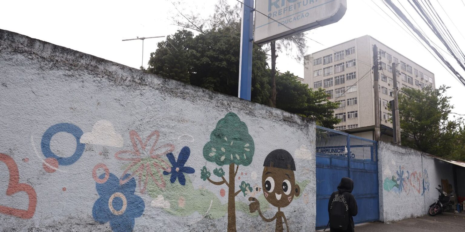 Violência Afeta Transporte e Educação: A Crise no Rio de Janeiro Violência Afeta Transporte e Educação: A Crise no Rio de Janeiro