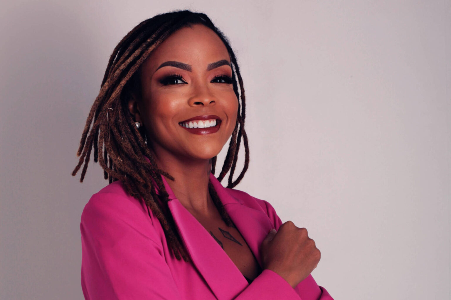 Bárbara Carine Explora o Conceito de Parditude e Seu Impacto no Movimento Negro