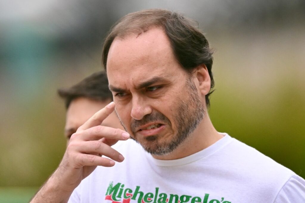 Carlos Bolsonaro Comete Gafe ao Inventar Cidade em SC Durante Pré-Campanha Carlos Bolsonaro Comete Gafe ao Inventar Cidade em SC Durante Pré-Campanha