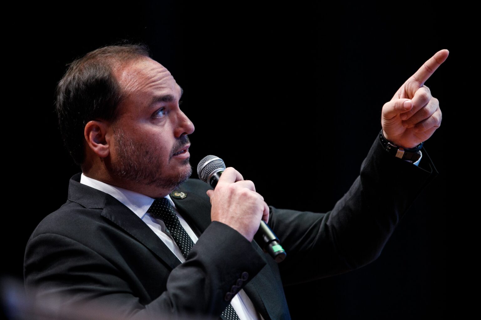 Carlos Bolsonaro critica 'oportunistas' após declaração de Nikolas Ferreira sobre candidatura