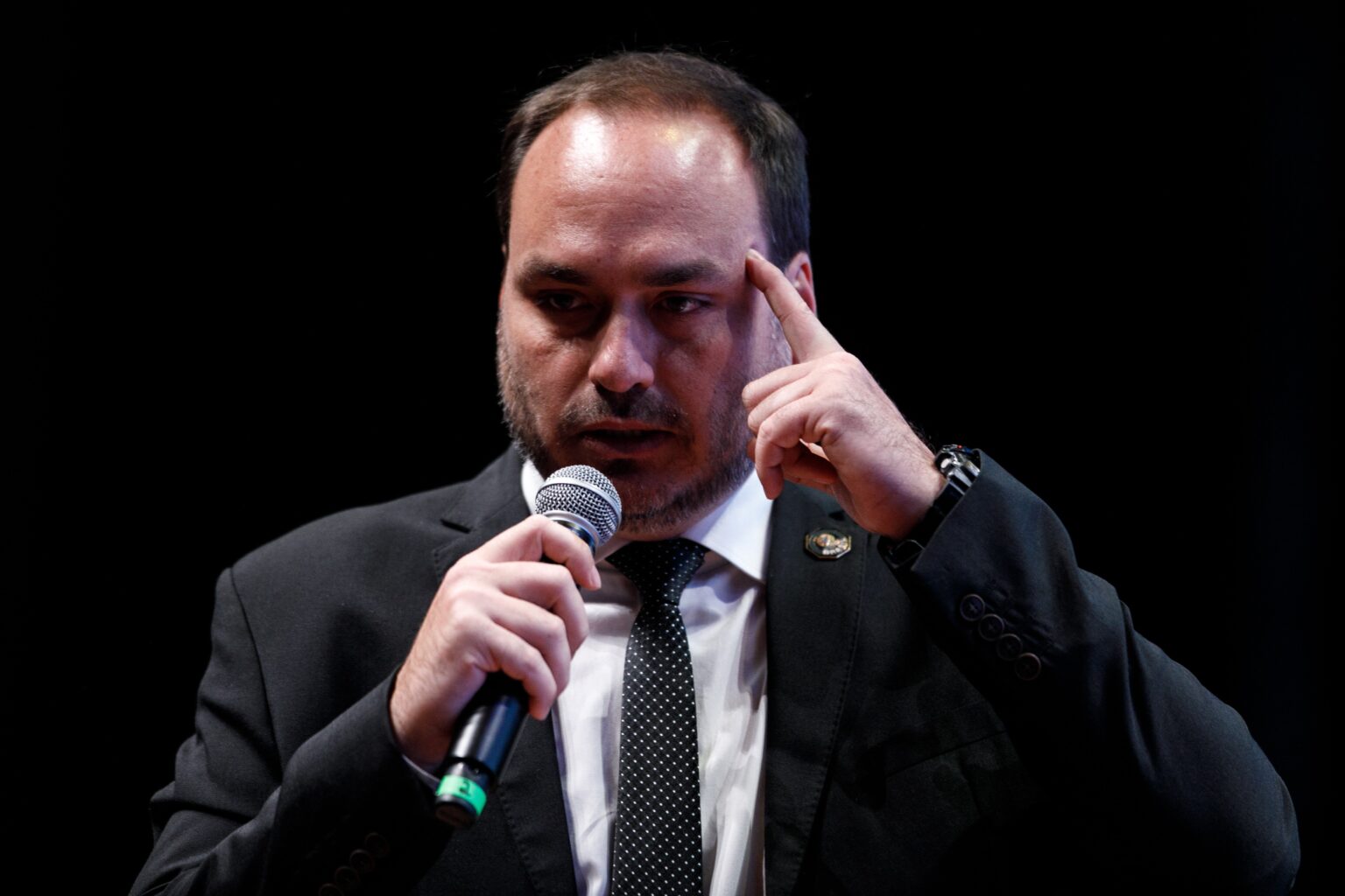 Carlos Bolsonaro Realiza Levantamento de Prefeitos que Ignoram Flávio: Pressão e Divisões na Direita