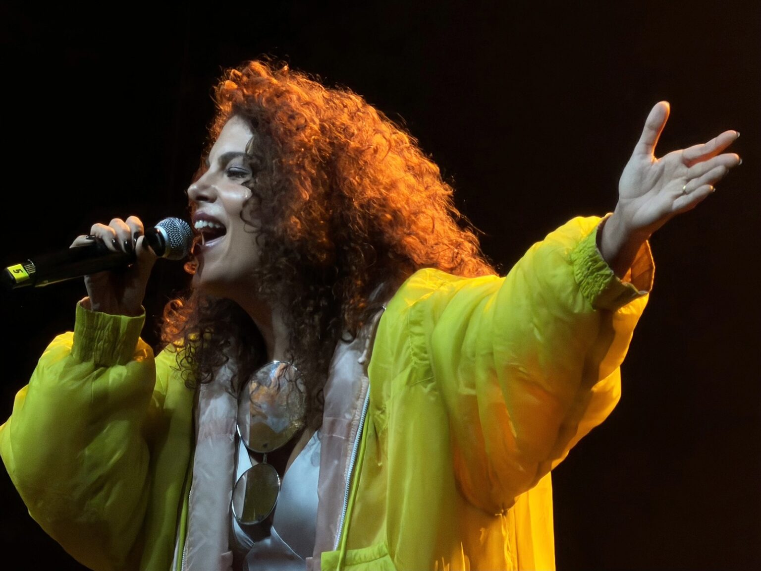 Céu Encanta Público Carioca em Show que Celebra 20 Anos do Primeiro Álbum