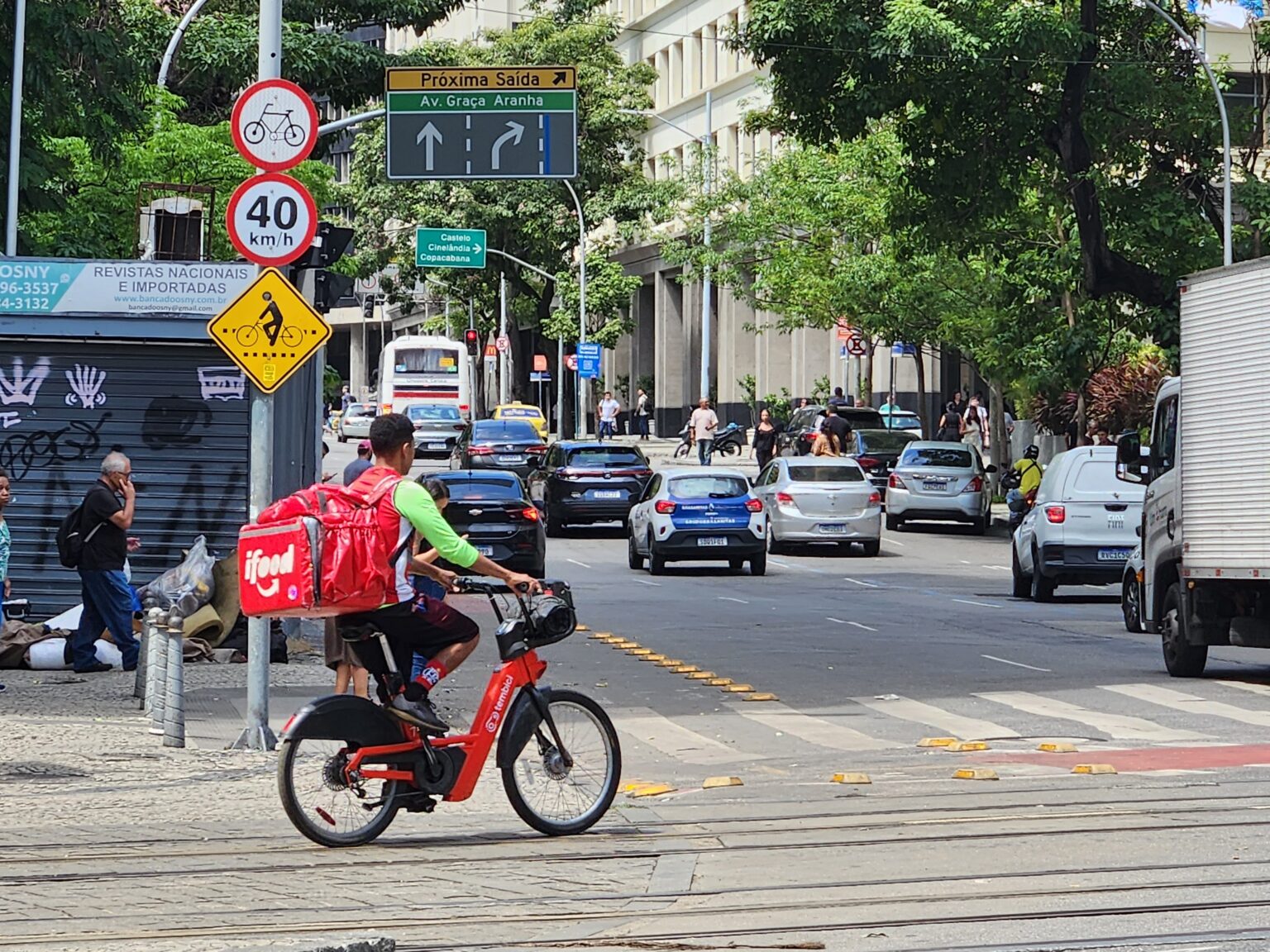 Ciclistas no Rio de Janeiro: O desafio de pedalar em vias perigosas e sem infraestrutura Ciclistas no Rio de Janeiro: O desafio de pedalar em vias perigosas e sem infraestrutura