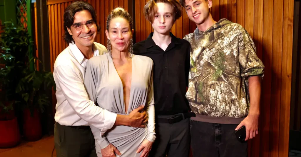 Danielle Winits Brilha em Reestreia no Rio com Família e Namorado Danielle Winits Brilha em Reestreia no Rio com Família e Namorado