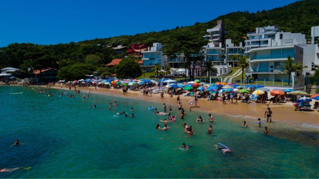 Descubra Bombinhas: Uma Joia do Litoral de SC com 39 Praias Deslumbrantes