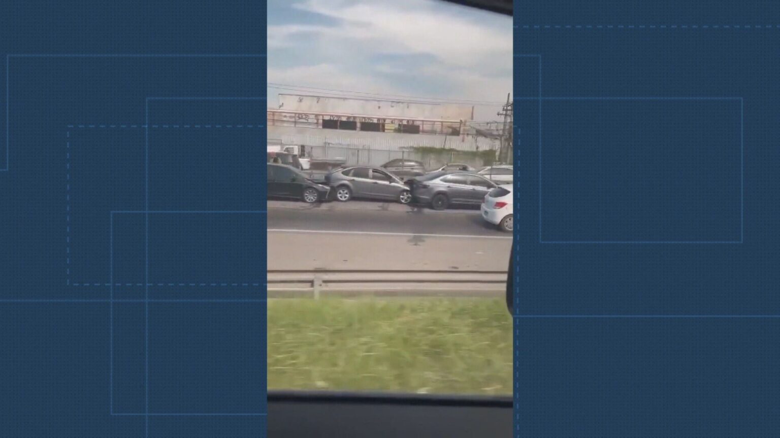 Engavetamento de 11 Carros na Niterói-Manilha Deixa Policial Ferido