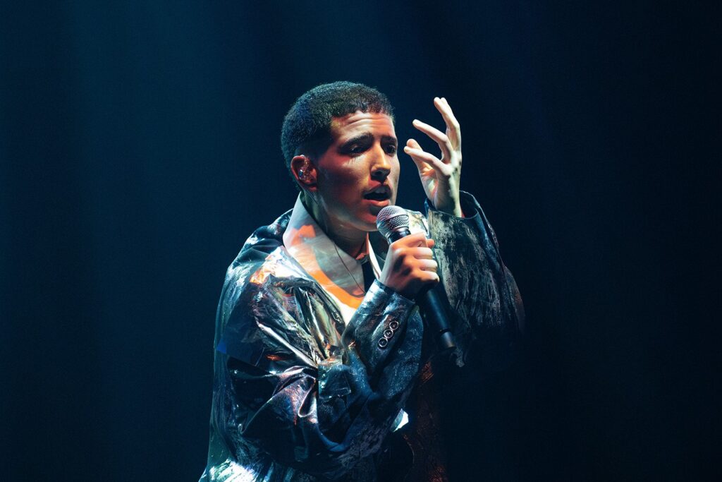 Fitti Celebra a Singularidade de Ney Matogrosso em Show Vibrante e Teatral