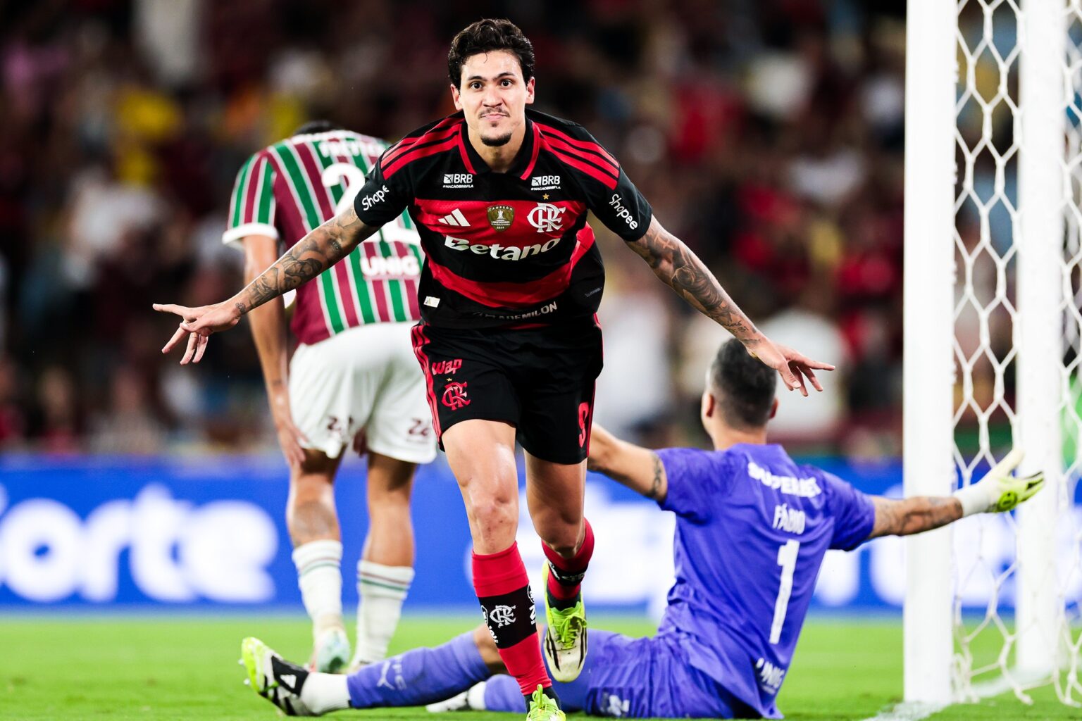 Flamengo Brilha em Clássico e Deixa Lição ao Fluminense em Vitória por 2 a 1 Flamengo Brilha em Clássico e Deixa Lição ao Fluminense em Vitória por 2 a 1