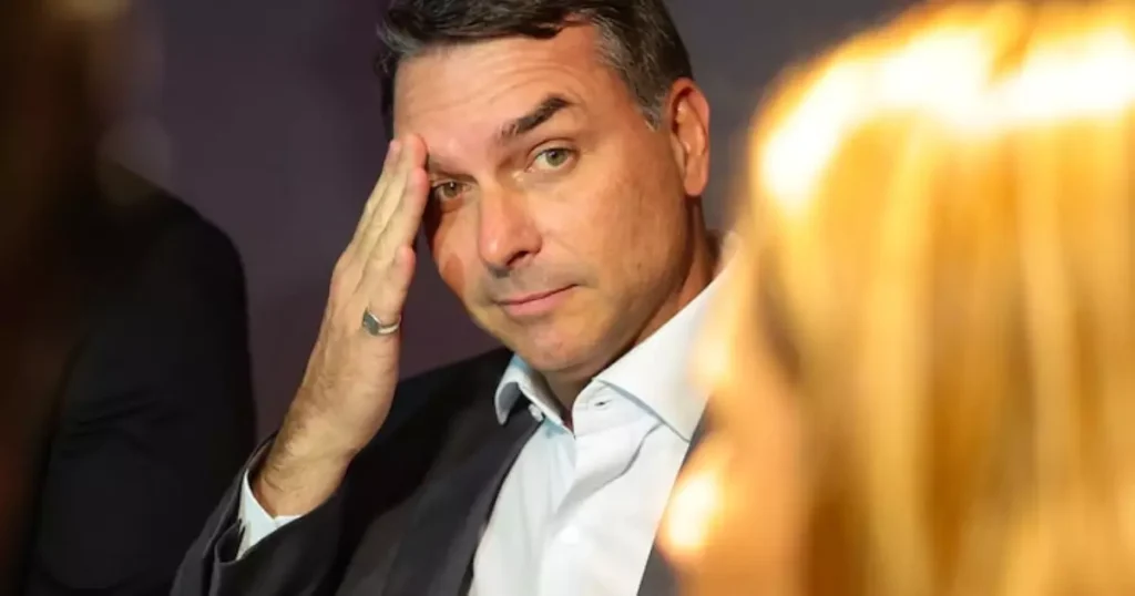 Flávio Bolsonaro Realiza Viagens de Jato Particular: Controvérsias e Contexto Familiar