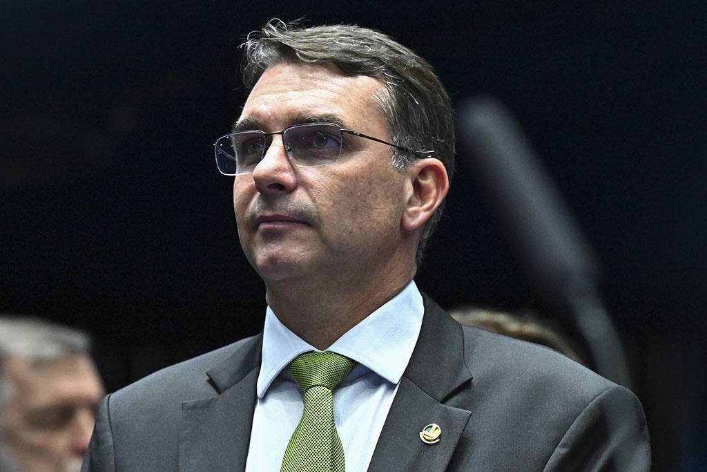 Flávio Bolsonaro Utiliza Jatinhos de Empresários em Viagens com a Família Flávio Bolsonaro Utiliza Jatinhos de Empresários em Viagens com a Família