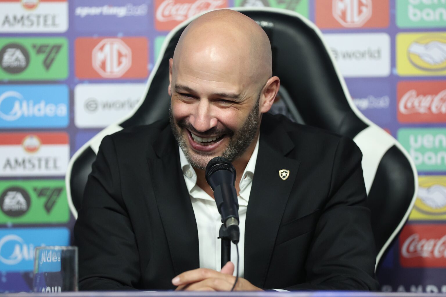 Franclim Carvalho promete 'nova era' no Botafogo antes de estreia contra o Caracas