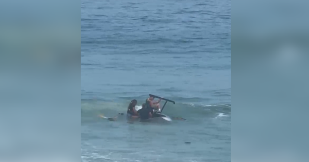 Helicóptero Cai na Praia da Barra da Tijuca e Três Pessoas São Resgatadas Helicóptero Cai na Praia da Barra da Tijuca e Três Pessoas São Resgatadas