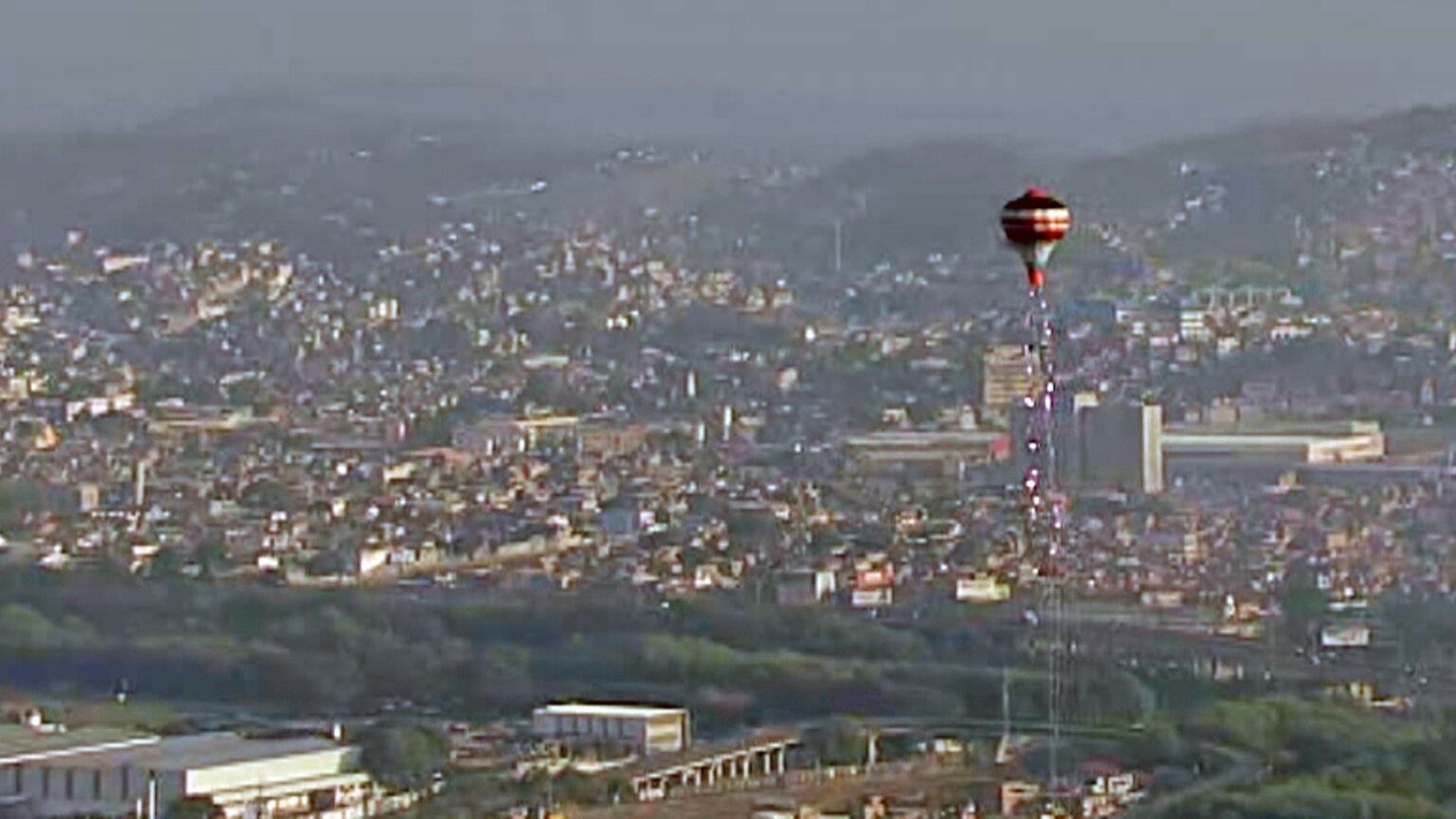 Incêndio em Casa na Zona Norte do Rio: Morador Apaga Fogo Após Queda de Balão em Chamas