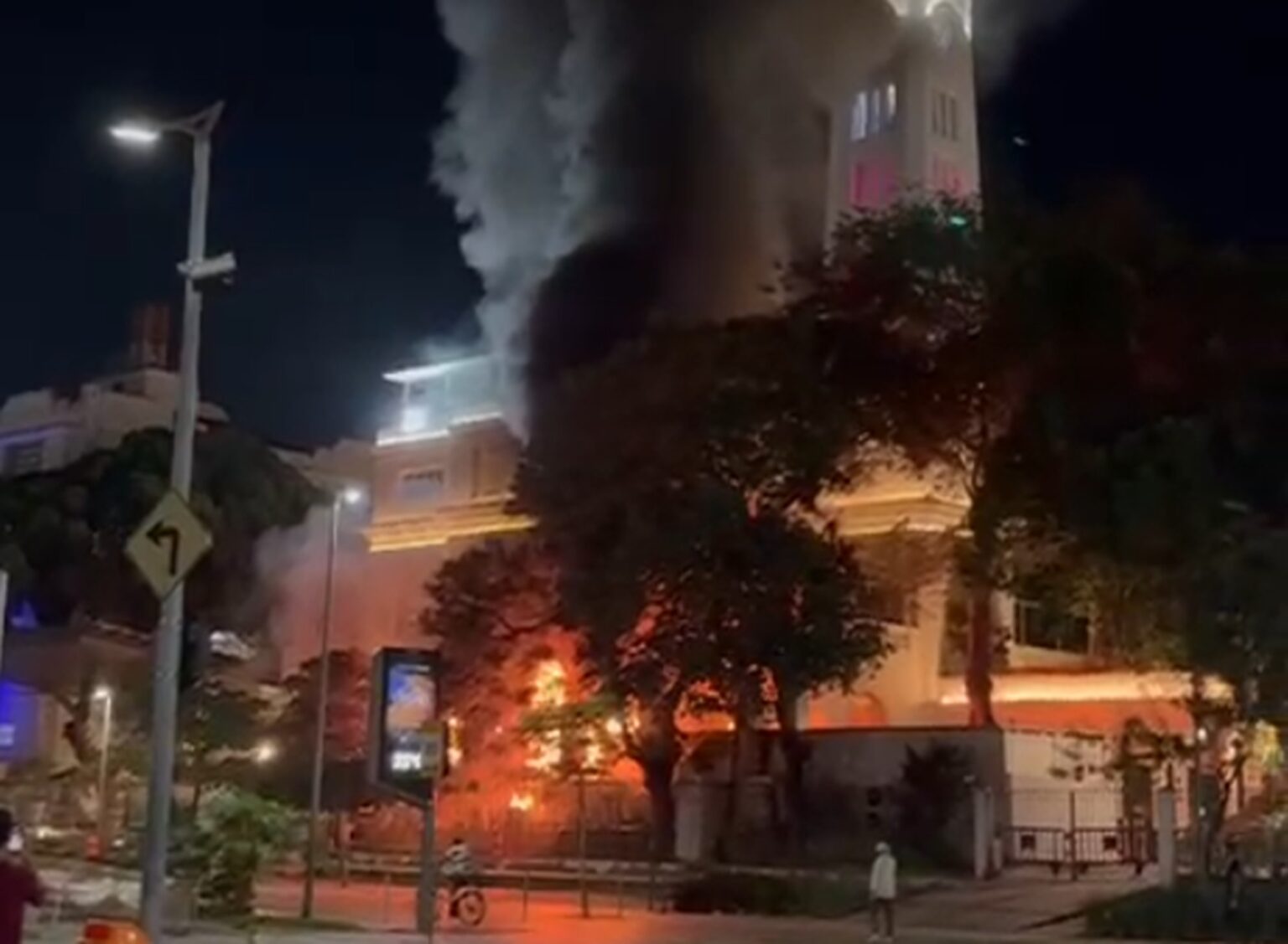 Incêndio no Edifício Touring: Patrimônio do Rio em Chamas