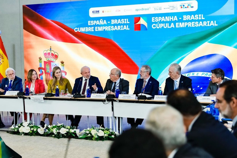 Lula em Barcelona: Convite aos Empresários para Investir na Economia Brasileira