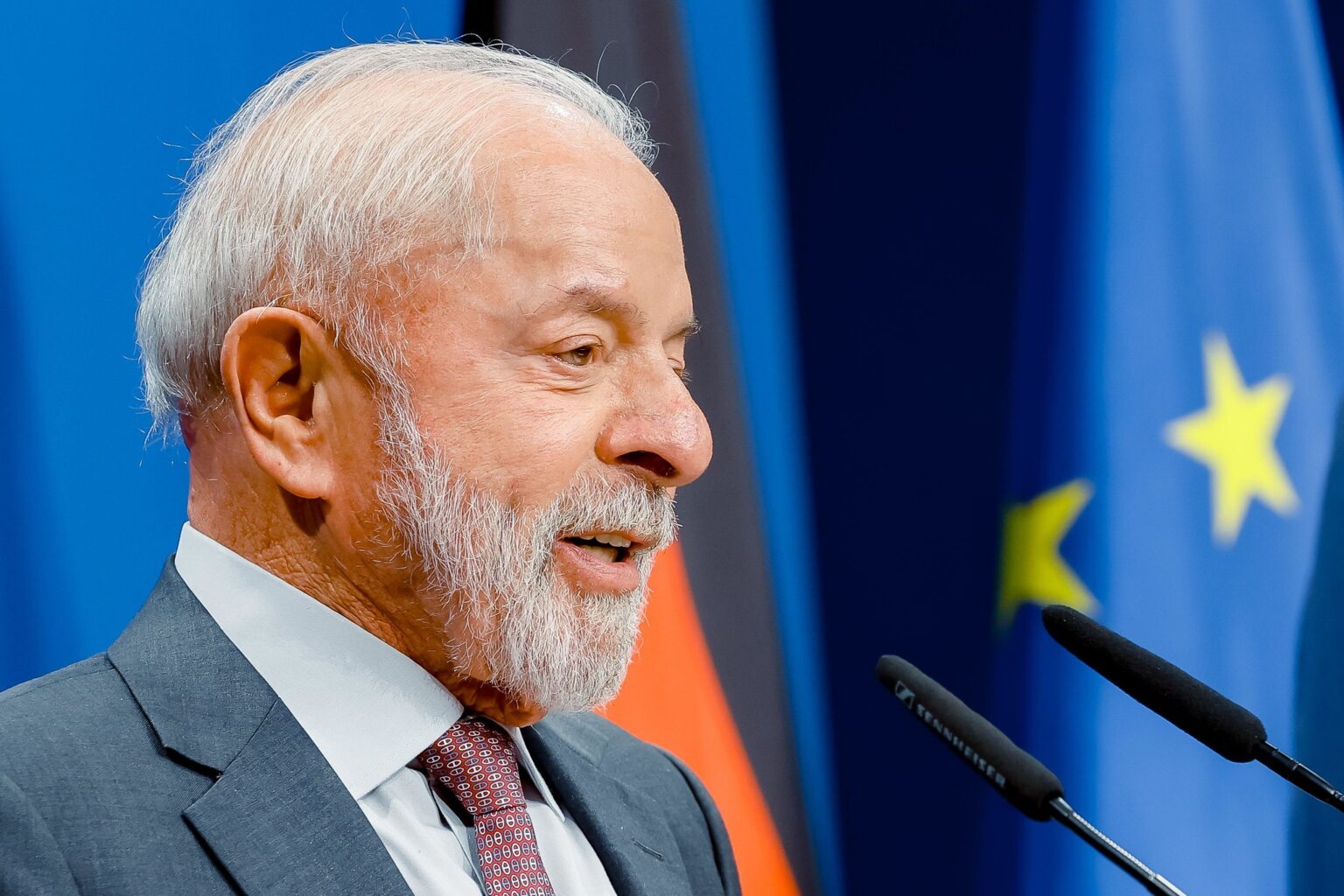 Lula Retorna a Brasília Após Procedimentos de Saúde em São Paulo