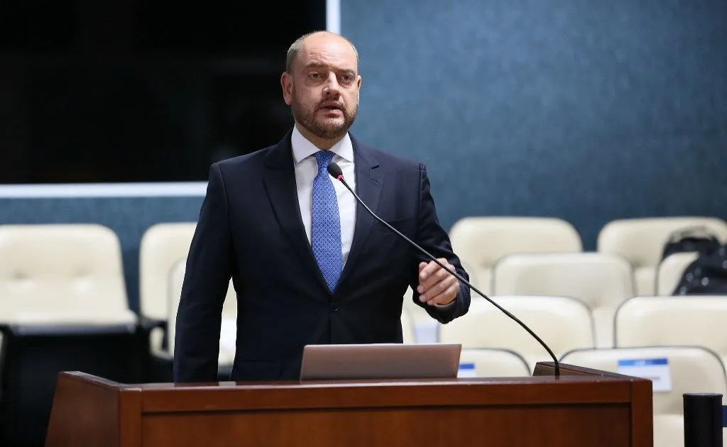 Mudanças no Governo do Rio: Couto Exonera Aliados de Castro e Faz Pente-Fino Mudanças no Governo do Rio: Couto Exonera Aliados de Castro e Faz Pente-Fino