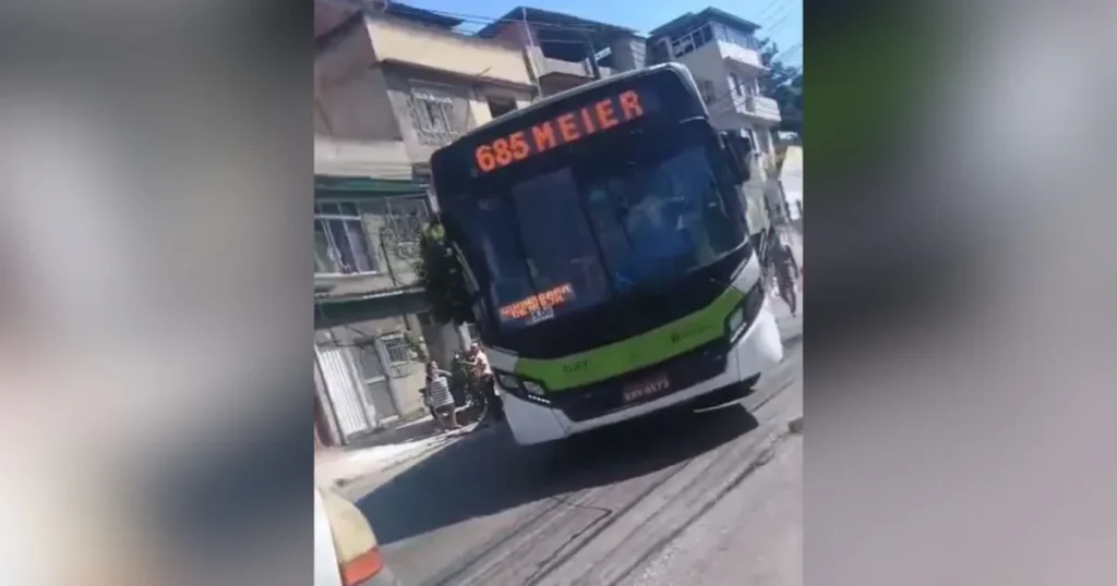 Ônibus são sequestrados e usados como barricadas na Zona Norte do Rio