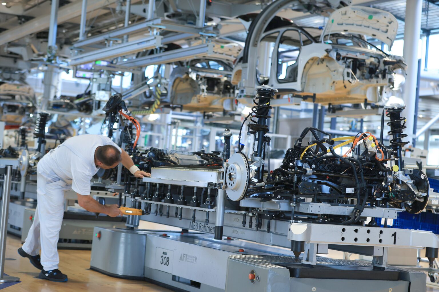 Produção Industrial Brasileira Cresce 0,9% em Fevereiro e Alcança Segundo Mês Positivo