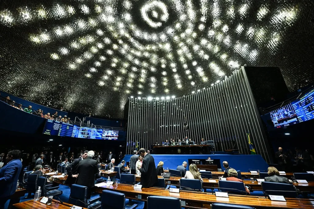 Renúncias de Governadores: A Disputa por Cargos na Política Brasileira Renúncias de Governadores: A Disputa por Cargos na Política Brasileira