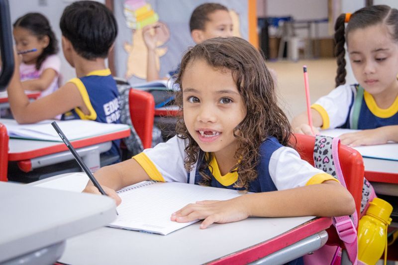 Rio das Ostras Alcança Excelência na Alfabetização: 73% de Alunos Capacitados até 2025