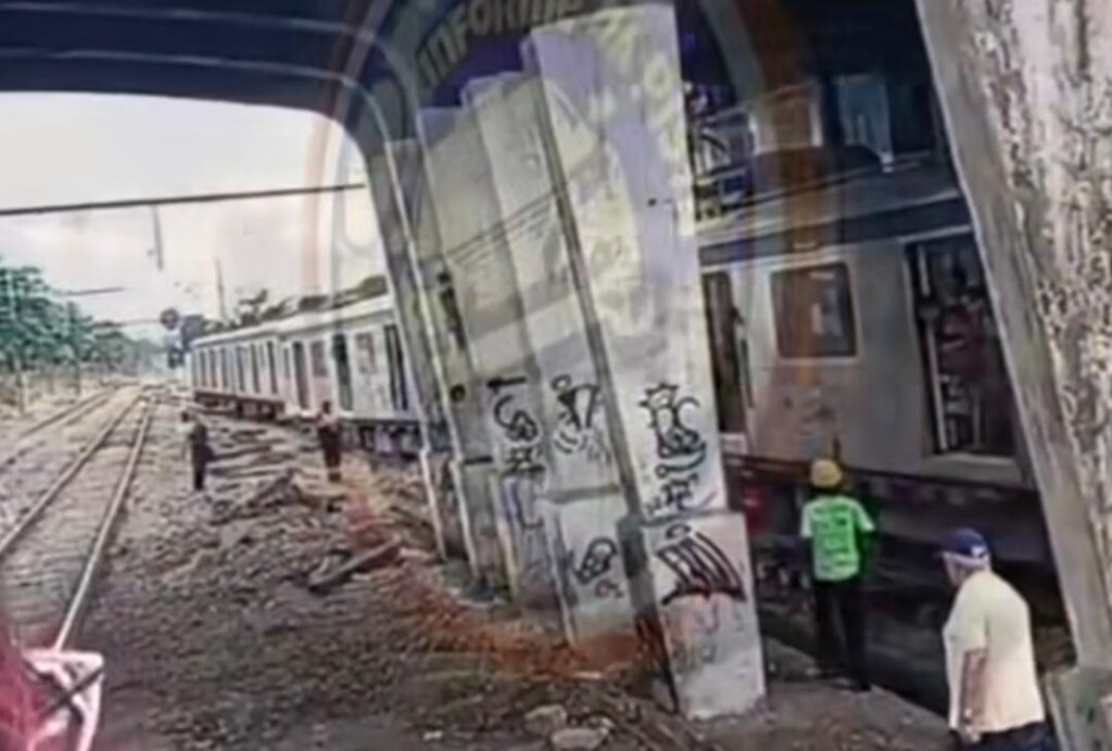 Trem descarrila no Rio de Janeiro: Passageiros caminham na via durante incidente