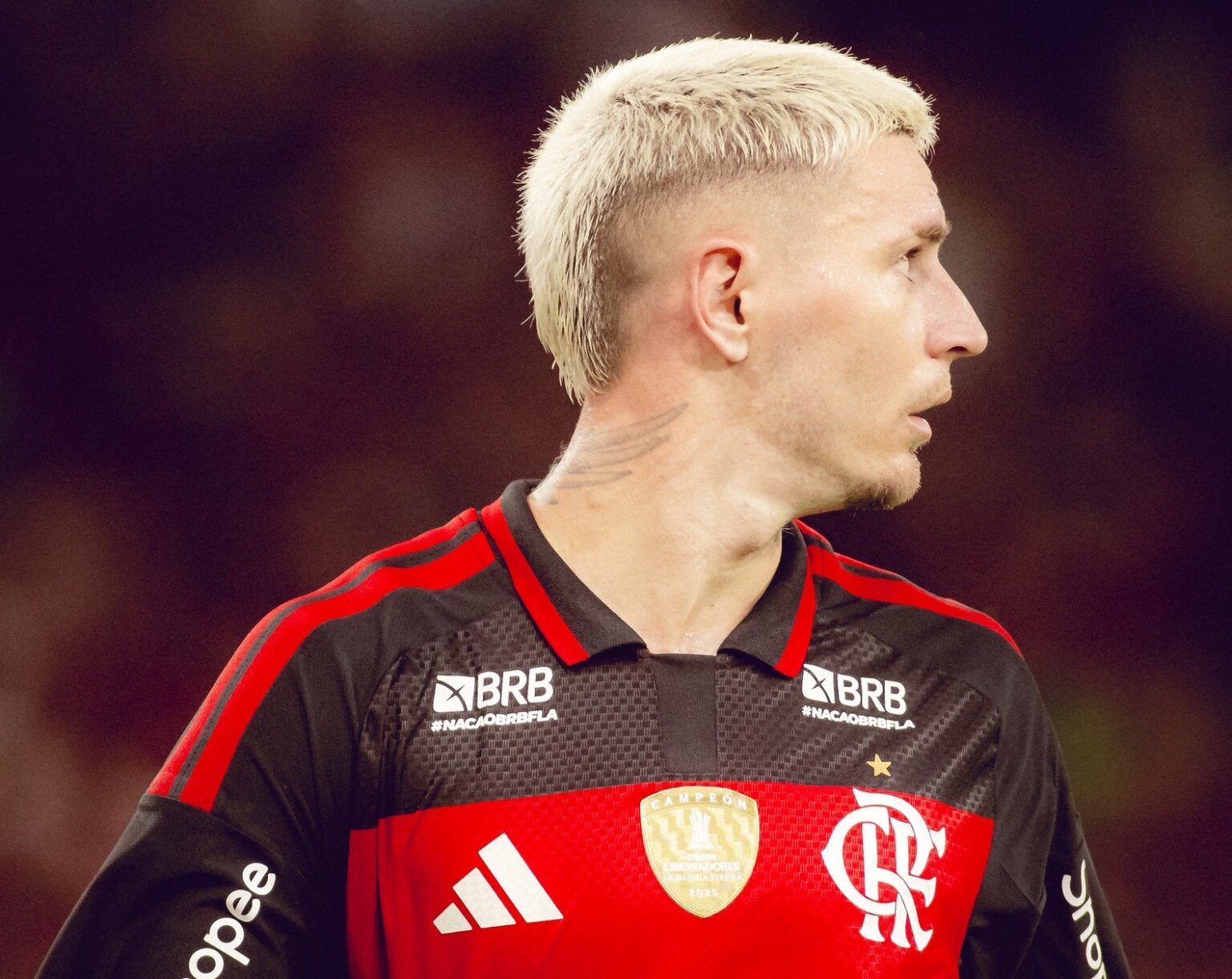 Varela Se Destaca e Garante Lateralidade no Flamengo Até 2027 Varela Se Destaca e Garante Lateralidade no Flamengo Até 2027