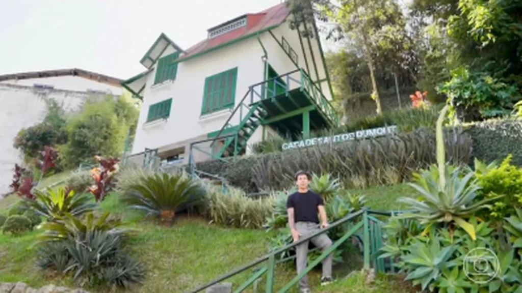 Luigi Cani homenageia Santos Dumont com voo em réplica do 14-Bis em Petrópolis