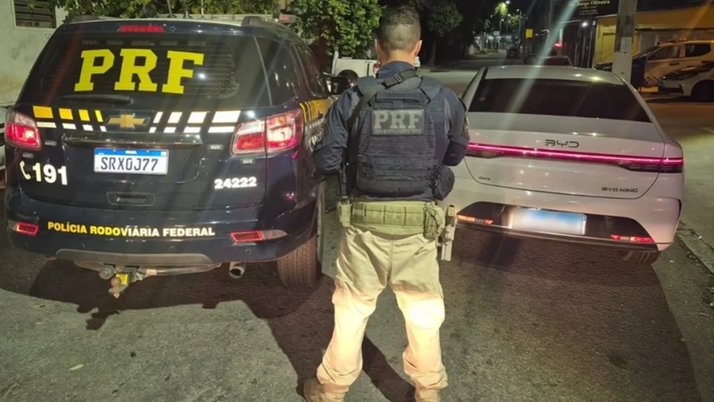PRF recupera veículo roubado com placas clonadas na Zona Oeste do Rio
