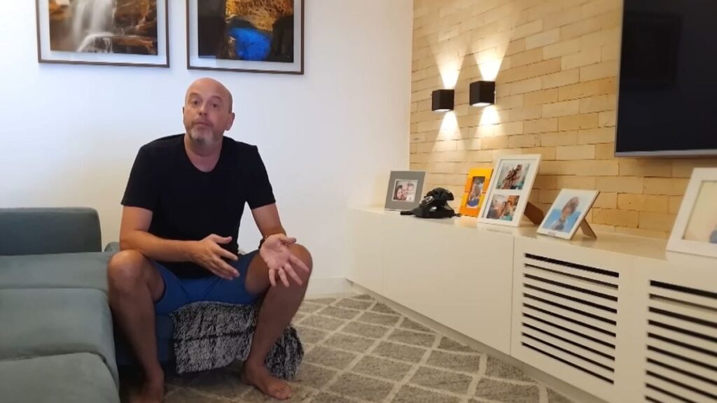 Alex Escobar Revela Seu Apartamento: Memórias de Futebol e Carnaval