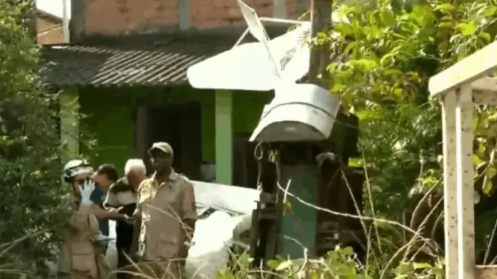 Piloto de 69 anos morre em queda de avião de pequeno porte em Nova Iguaçu