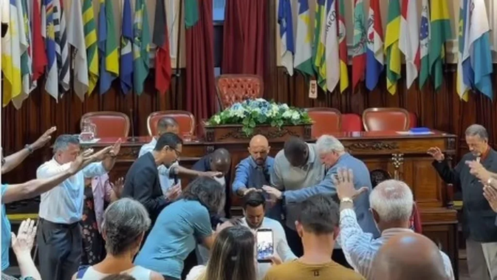 Homenagens a líderes religiosos crescem 4 vezes na Câmara de Niterói em 2025-2026 Homenagens a líderes religiosos crescem 4 vezes na Câmara de Niterói em 2025-2026