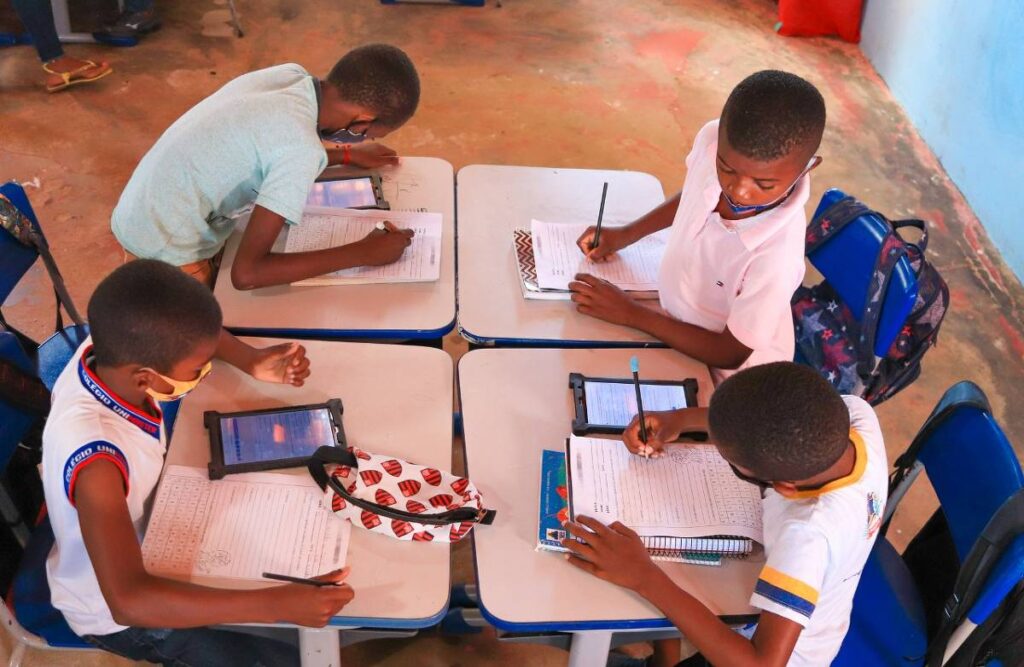 Conectividade Escolar no Brasil: 72% das Escolas Têm Acesso Adequado, Mas Desigualdades Persistem