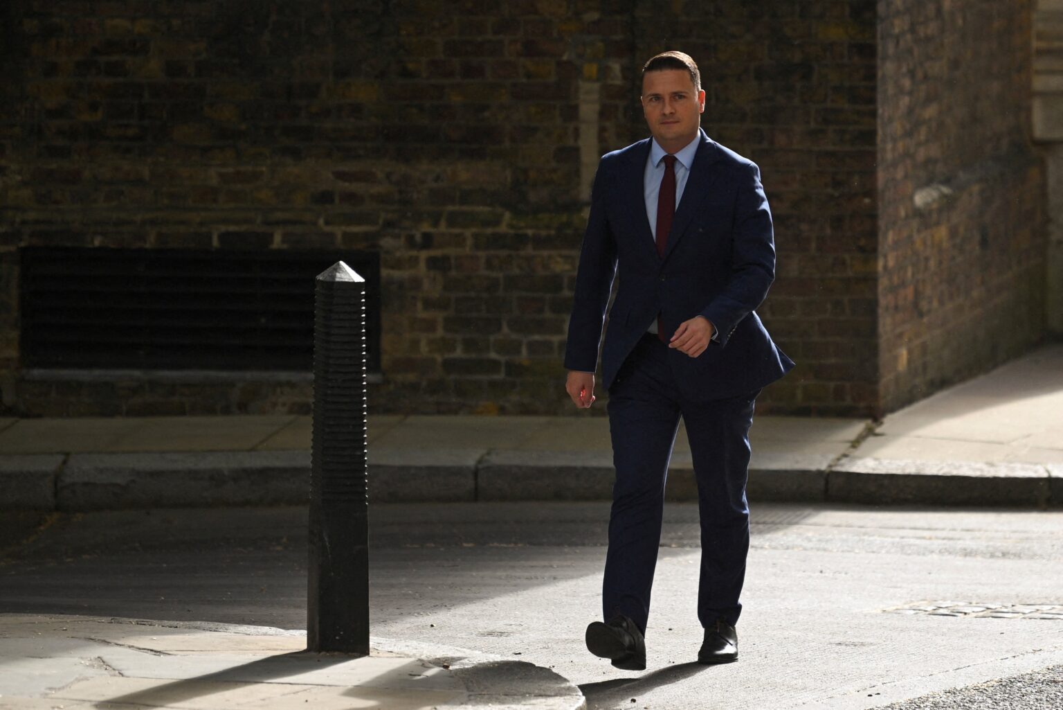 Crise no Reino Unido: Ministro da Saúde Wes Streeting Pode Renunciar em Desafio a Starmer