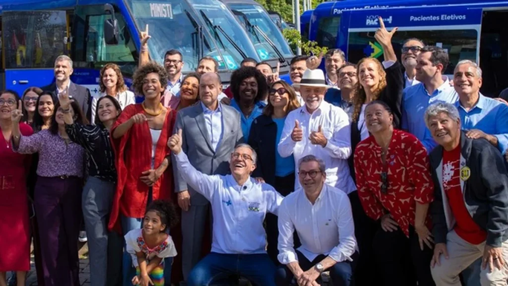 No Rio de Janeiro, Lula e Padilha entregam 43 veículos para ampliar transporte de pacientes do SUS