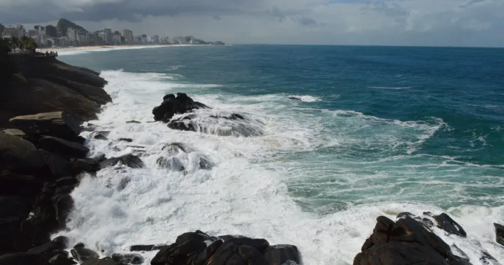 Marinha emite alerta de ressaca com ondas de até 3 metros no Rio de Janeiro
