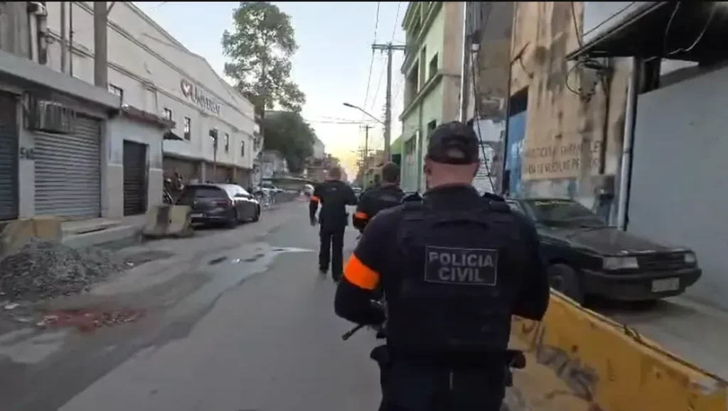 Operação Contra o Comando Vermelho no Complexo da Maré: Doze Presos e Tiroteio Interrompe Trânsito