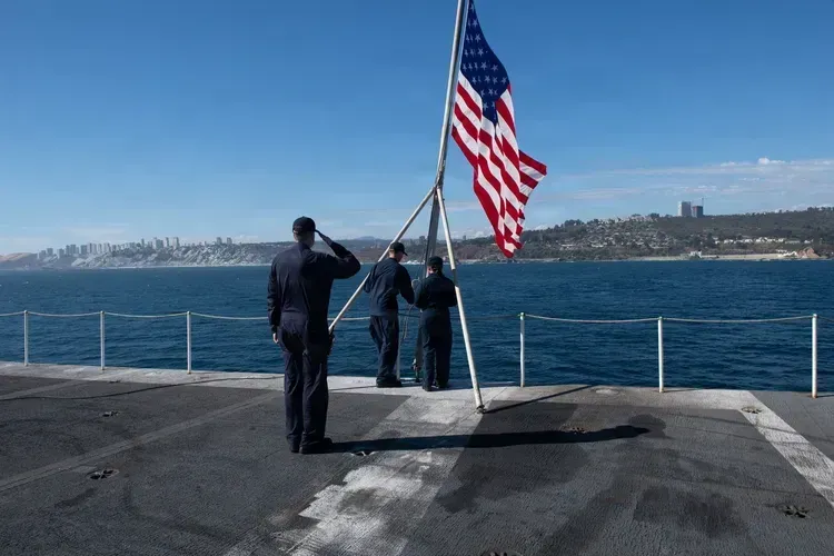 USS Nimitz: Porta-Aviões Americano Chega ao Rio de Janeiro em Grande Estilo
