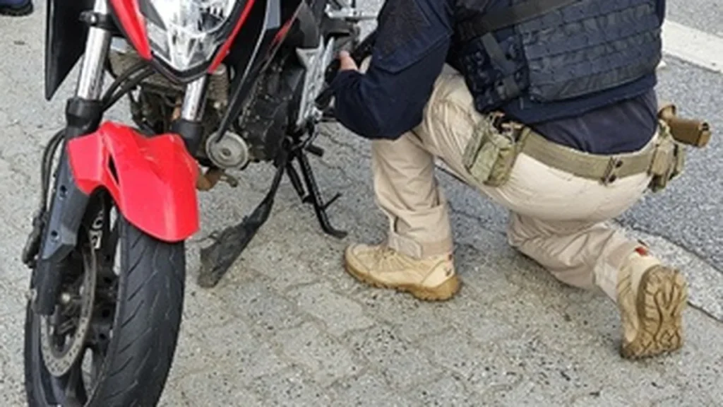 PRF apreende moto roubada e arma de fogo na BR-040 em Petrópolis durante operação