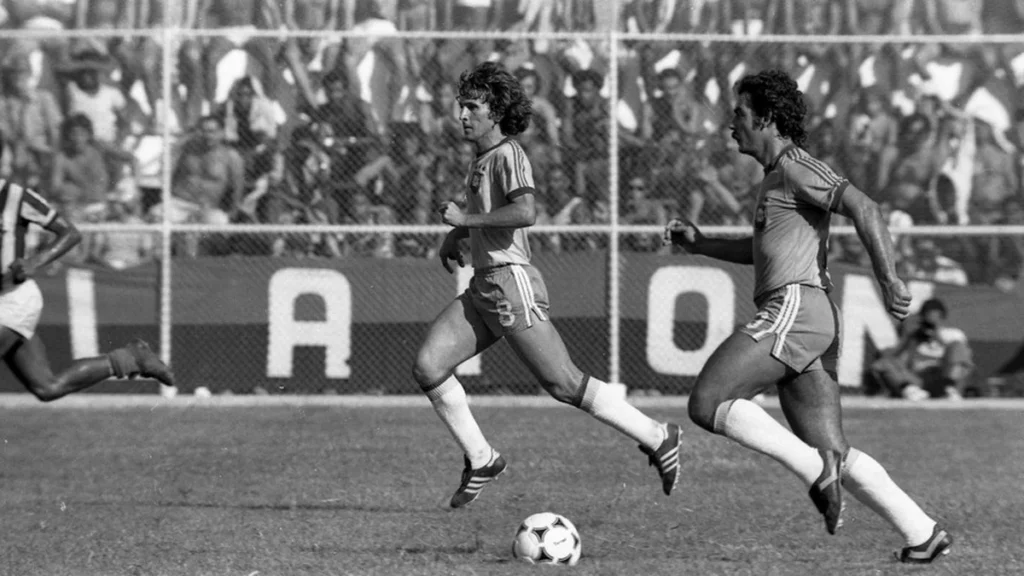 Seleção de Zico e Rivellino Brilha em Amistoso no Estádio Caio Martins em 1978