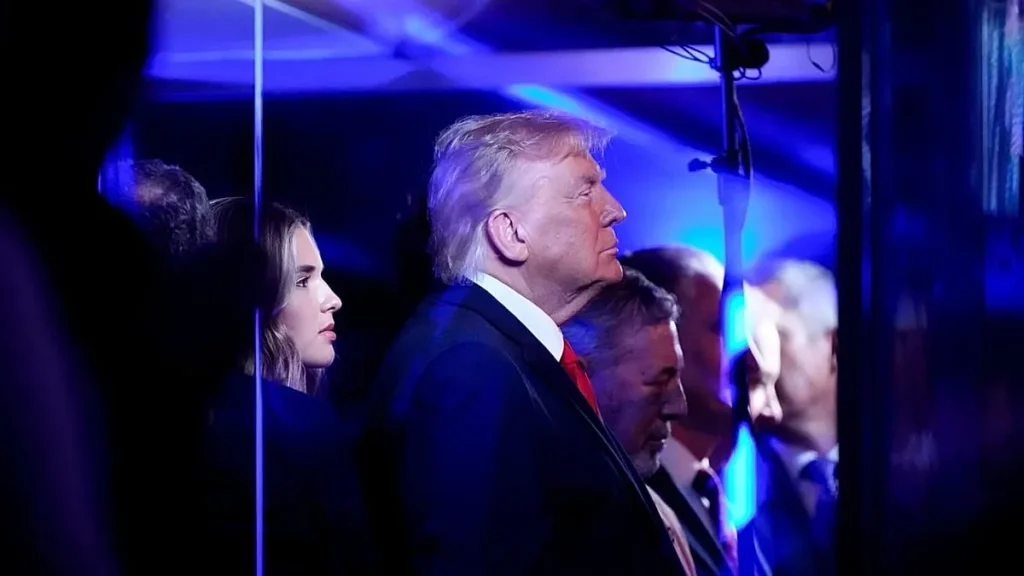 Trump é vaiado durante o hino nacional nas finais da NBA no Madison Square Garden
