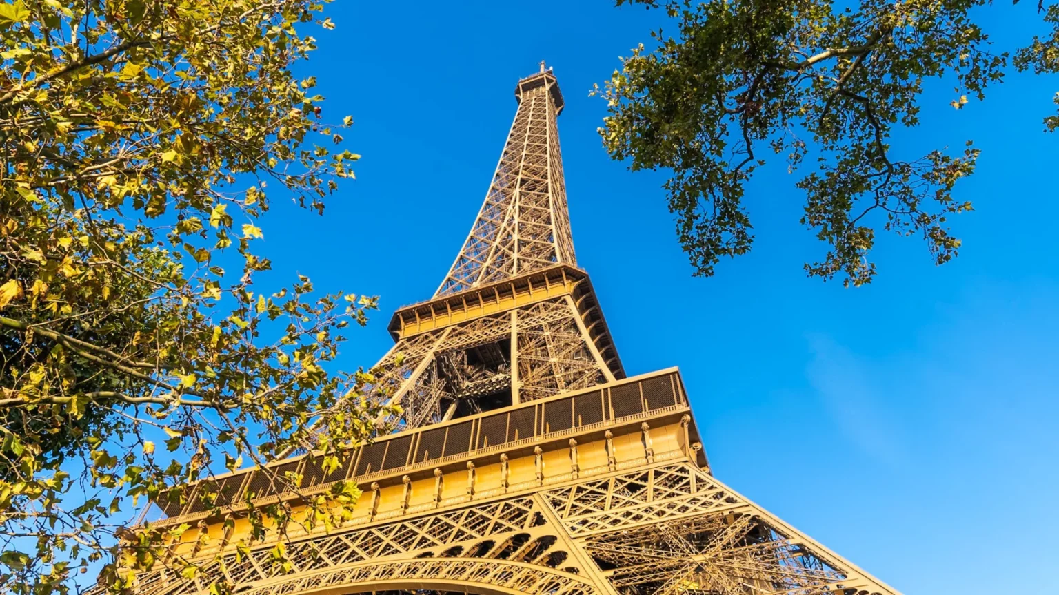 Calor Extremo em Paris: Torre Eiffel Fecha Mais Cedo Até 26 de Junho por Segurança