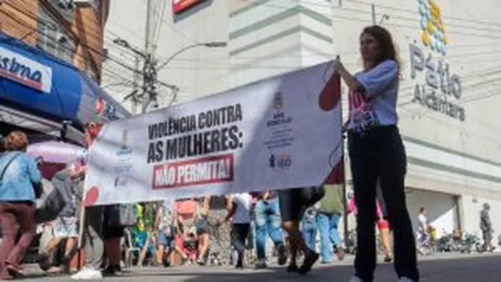 São Gonçalo intensifica campanha contra violência de gênero com ação em Alcântara