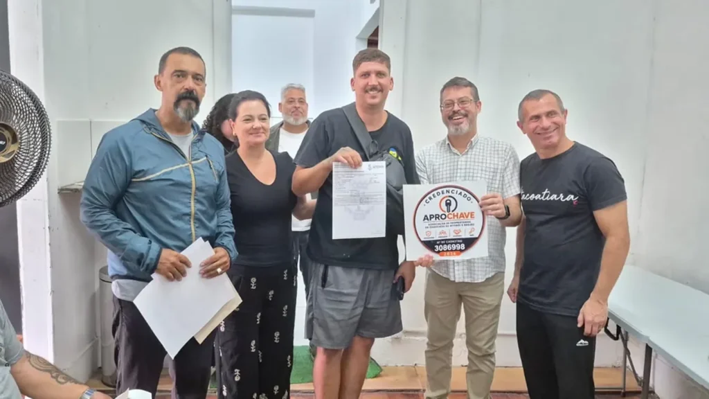 Chaveiros de Niterói recebem primeiros alvarás após décadas de espera