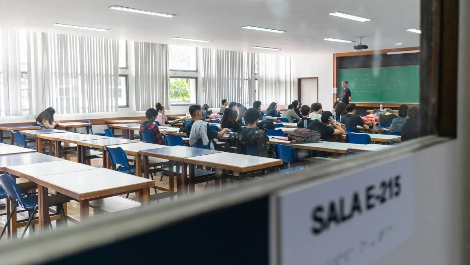 Carência de Professores e Uso da Hora-Extra no Ensino Médio do Rio de Janeiro em 2025 Carência de Professores e Uso da Hora-Extra no Ensino Médio do Rio de Janeiro em 2025