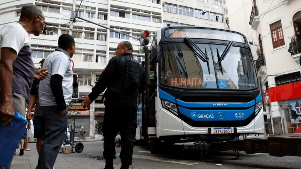 Motoristas de ônibus do Rio entram em greve com impacto imediato na mobilidade