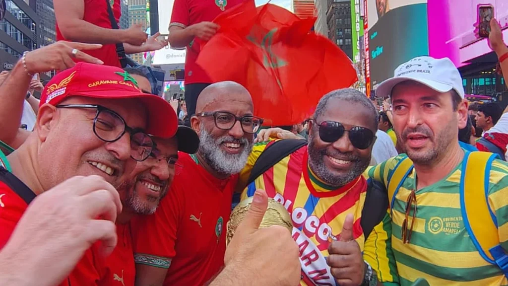 Copa 2026: Bloco de Niterói anima Times Square em Carnaval brasileiro nos EUA